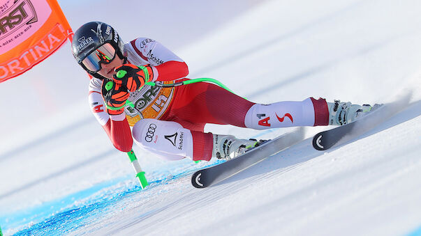 Cornelia Hütter jubelt in Cortina am Super-G-Podest