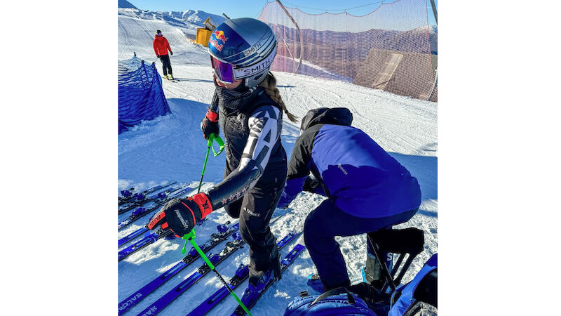 Alice Robinson beim Ski testen