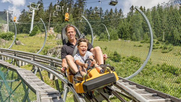 Spaß und Abenteuer für die ganze Familie beim Sommer-Rodeln