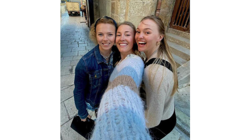 Kajsa mit Freundinnen auf Urlaub