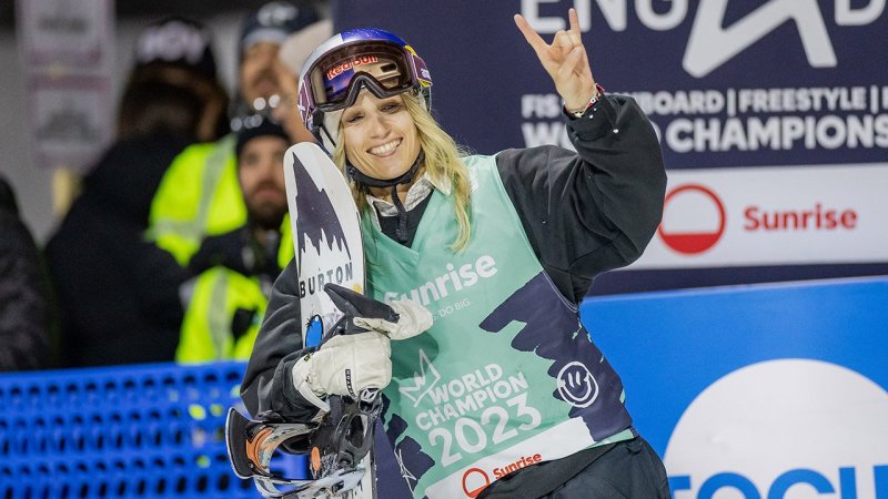Die Schulter! Anna Gasser verletzt sich beim Surfen