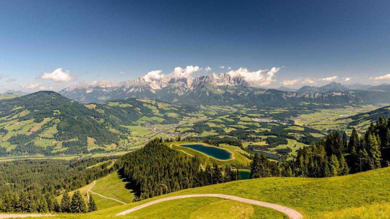Bilder der legendären Kitzbühler Streif im Sommer