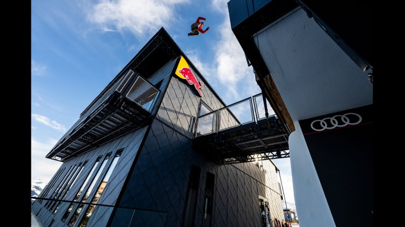 Verrückter Stunt in Kitzbühel: Streif als Parkour-Stunt