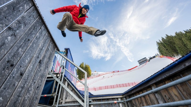 Verrückter Stunt in Kitzbühel: Streif als Parkour-Stunt