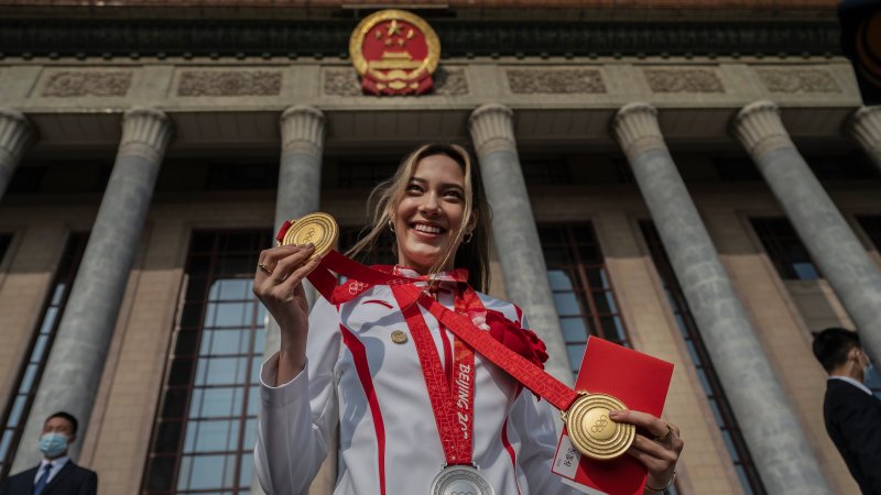 Ski-Hero Eileen Gu: Bilder zwischen Ski-Gold & Glamour