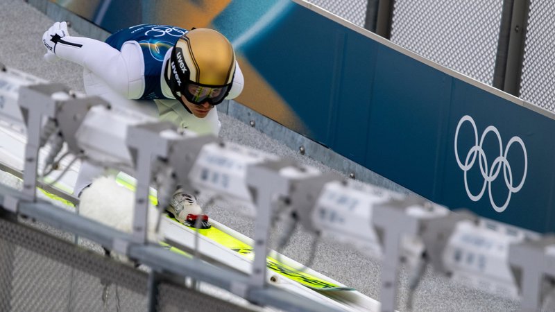 ÖSV-Kombinierer nach Springen in Lauerstellung