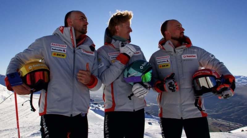 Schweizer Ski-Stars rasieren sich abermals Halbglatze!