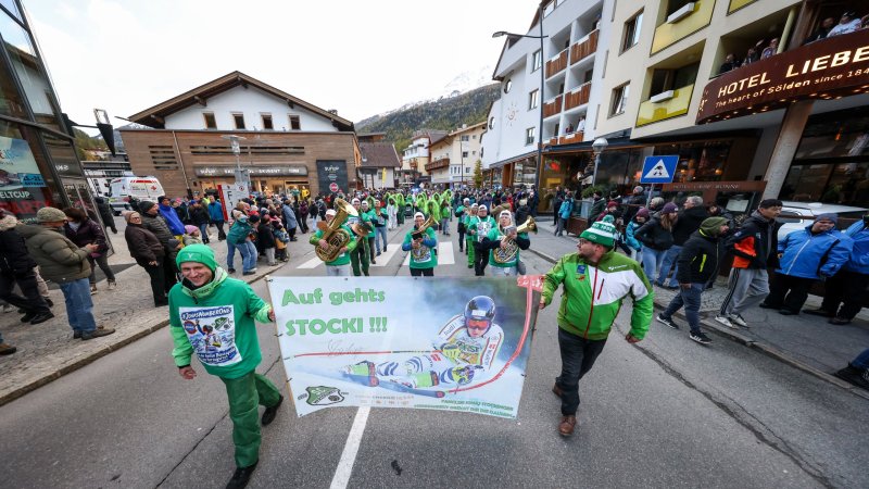 Sölden feiert die Ski-Fans: Die Fanclub-Parade in Bildern
