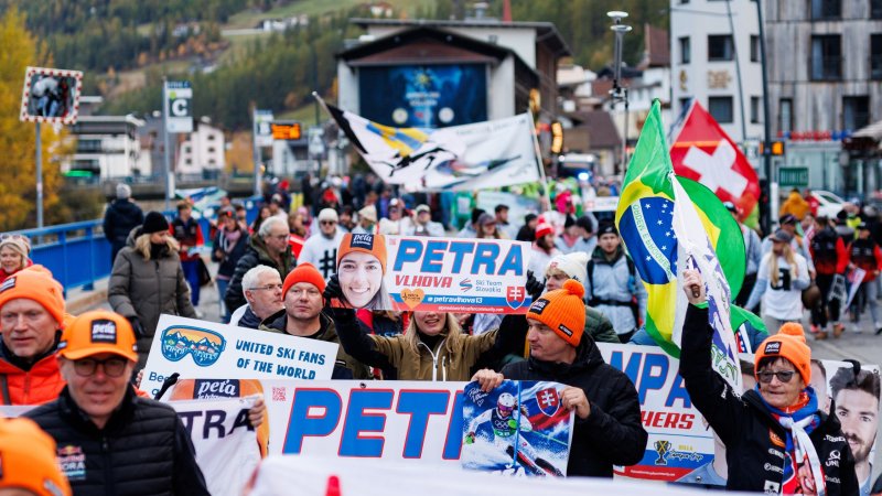 Sölden feiert die Ski-Fans: Die Fanclub-Parade in Bildern