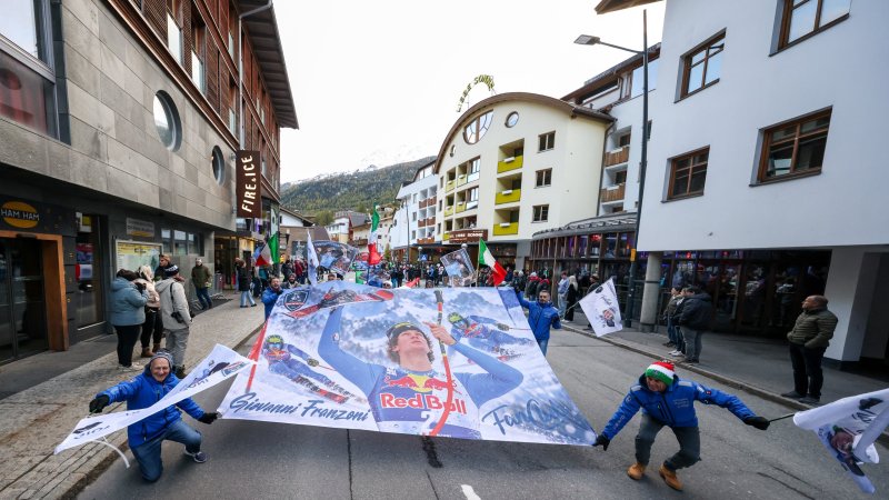 Sölden feiert die Ski-Fans: Die Fanclub-Parade in Bildern