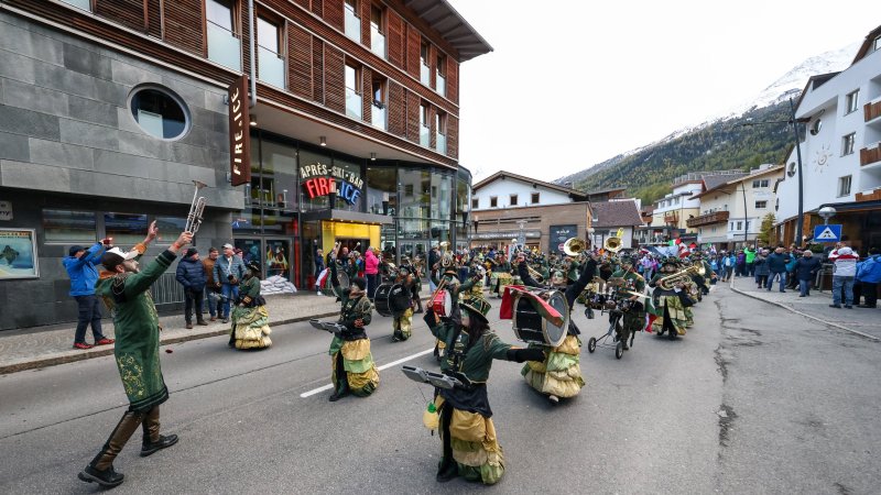 Sölden feiert die Ski-Fans: Die Fanclub-Parade in Bildern