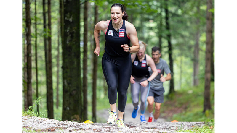 ÖSV-Technikerinnen schwitzen bergauf: Bilder vom Kondi-Training