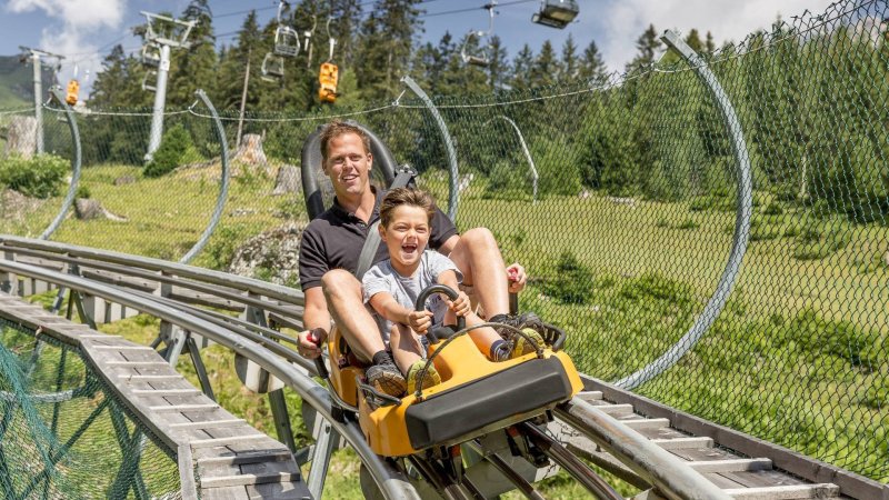 Spaß und Abenteuer für die ganze Familie beim Sommer-Rodeln