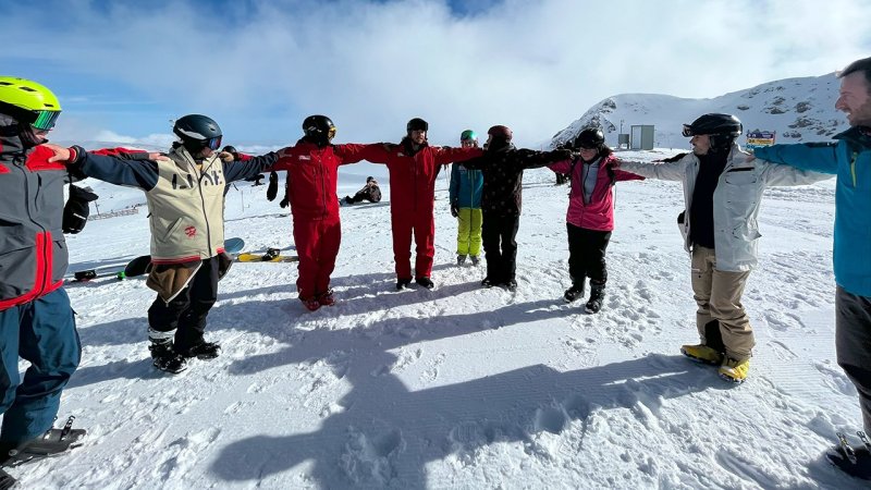 Sonne, Sand & Berge: Schneesport-Ausbildung in Griechenland
