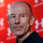 Voller Einsatz! Ski-Legende begeistert im Stabhochsprung