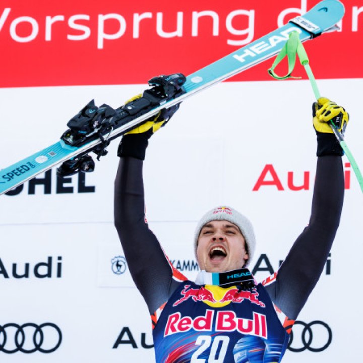 Wilde Party-Nacht! Kitzbühel-Sieger zieht beim Feiern blank