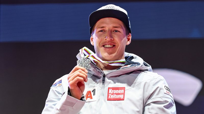 Hier erhält Raphael Haaser seine SILBERNE