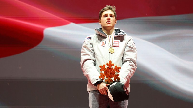 Hier erhält Raphael Haaser seine GOLDENE